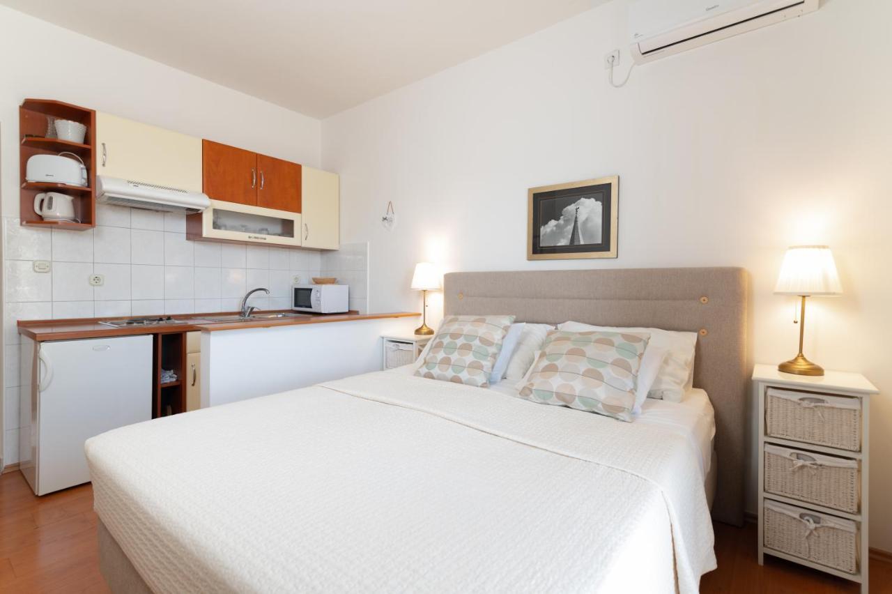 Apartments Rozelyn Ugljan Εξωτερικό φωτογραφία