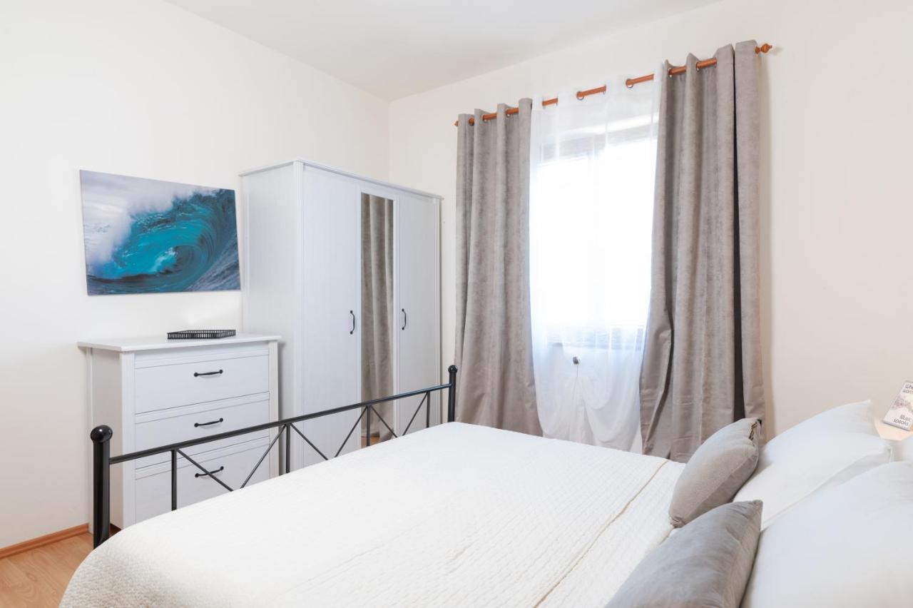 Apartments Rozelyn Ugljan Εξωτερικό φωτογραφία