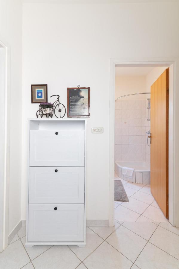 Apartments Rozelyn Ugljan Εξωτερικό φωτογραφία