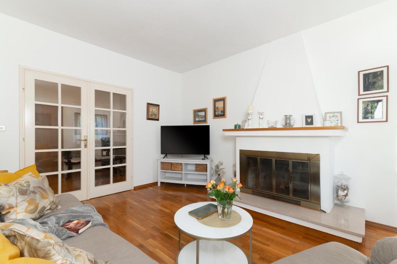 Apartments Rozelyn Ugljan Εξωτερικό φωτογραφία