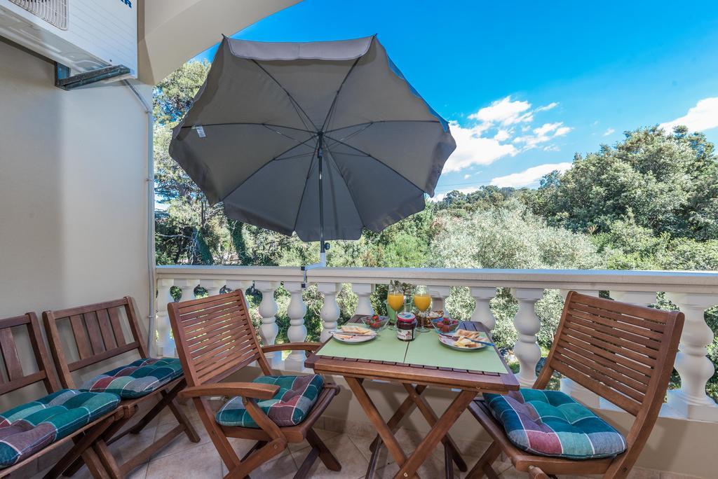 Apartments Rozelyn Ugljan Εξωτερικό φωτογραφία